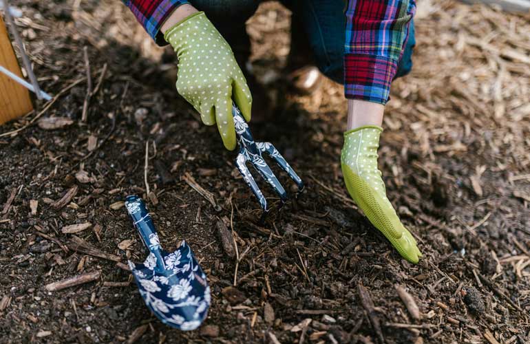 How to Get Leaves Out of Mulch